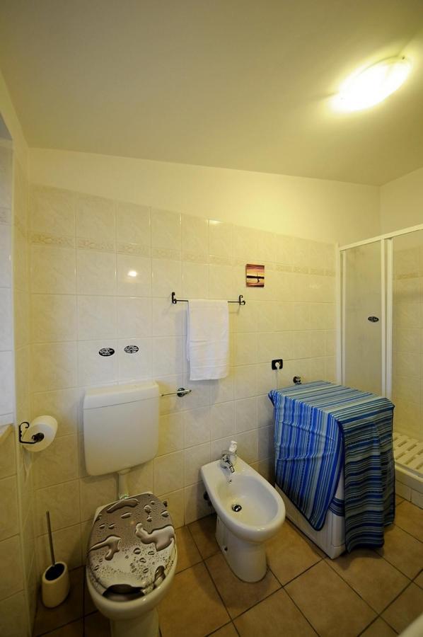 A La Vue: Shared Bath with AC near Fiera di Roma Hotel Fiumicino Exterior photo
