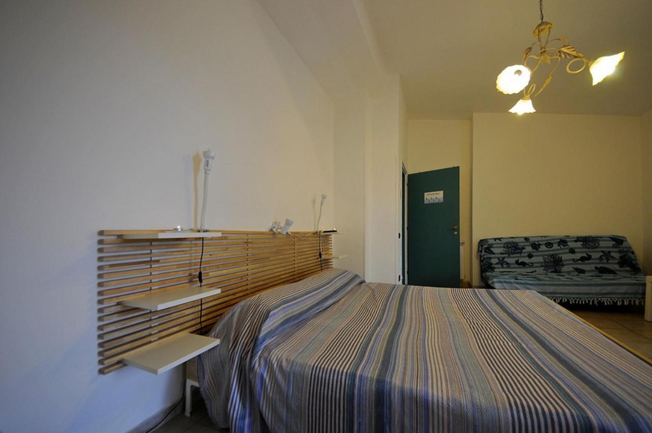 A La Vue: Shared Bath with AC near Fiera di Roma Hotel Fiumicino Exterior photo