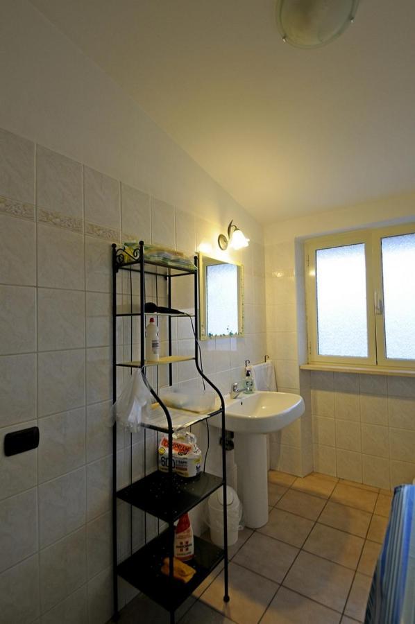 A La Vue: Shared Bath with AC near Fiera di Roma Hotel Fiumicino Exterior photo