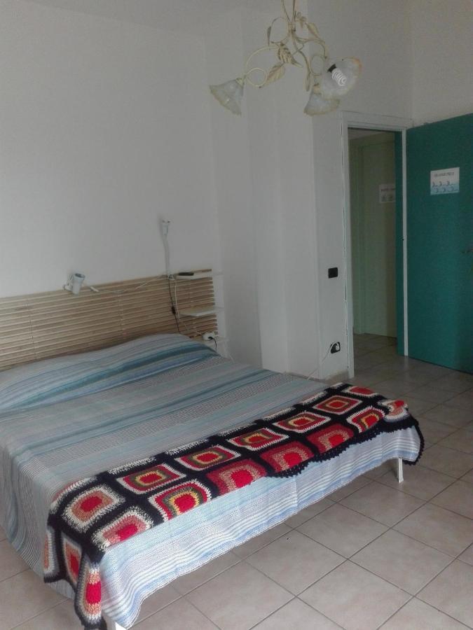 A La Vue: Shared Bath with AC near Fiera di Roma Hotel Fiumicino Exterior photo