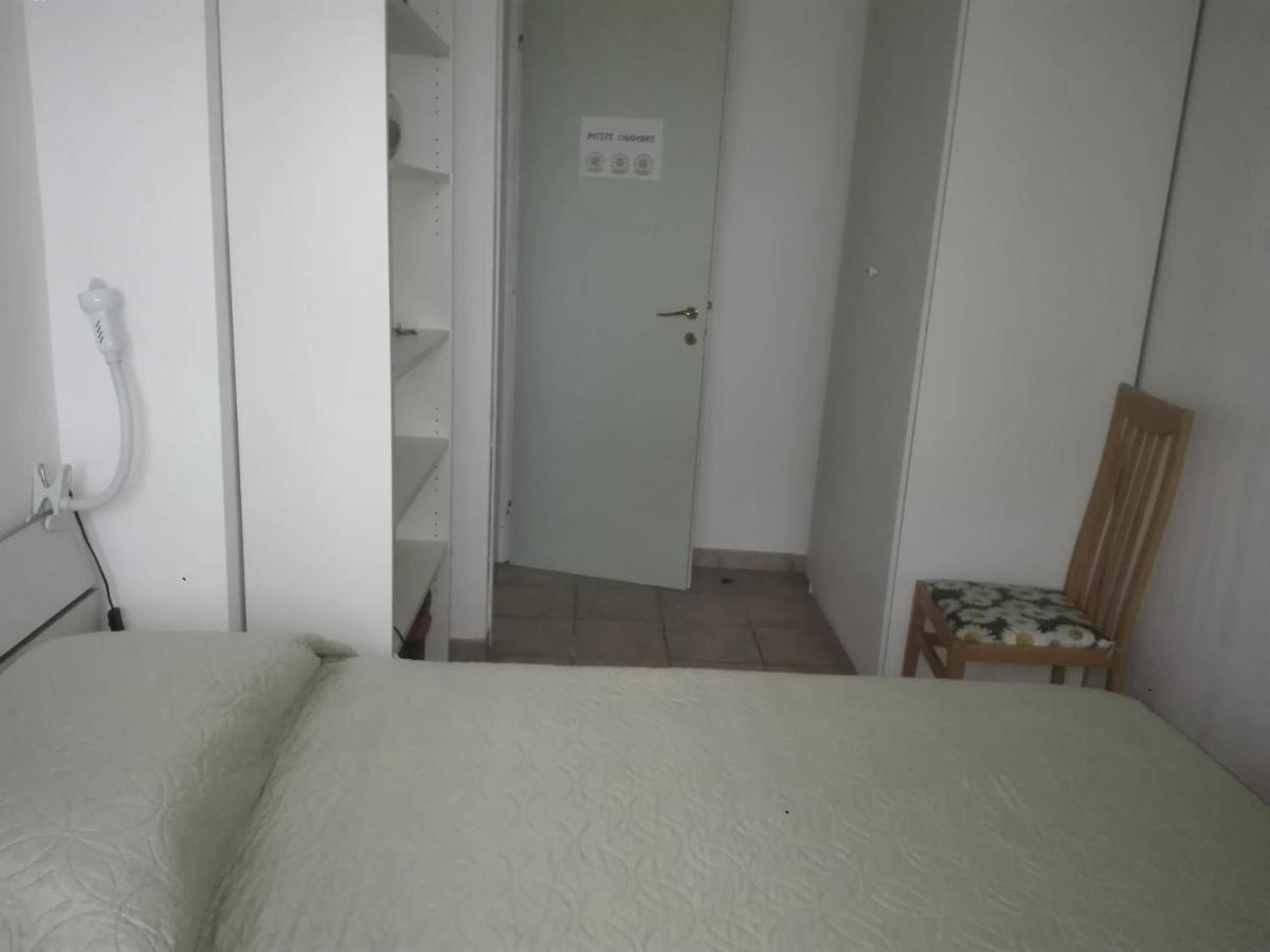 A La Vue: Shared Bath with AC near Fiera di Roma Hotel Fiumicino Exterior photo